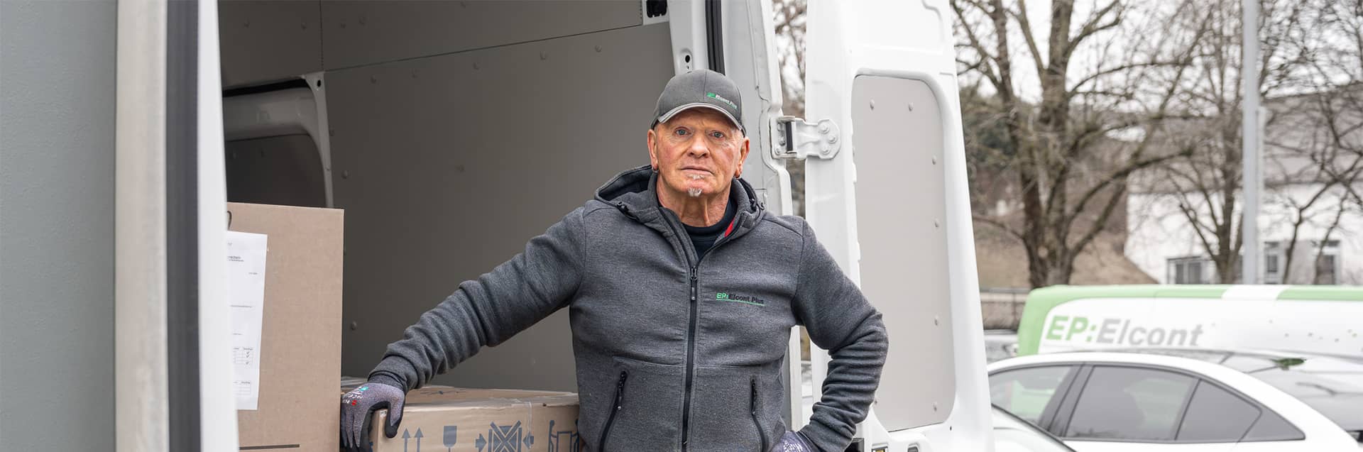 Lieferant von Haushaltsgeräten vor dem Lieferauto